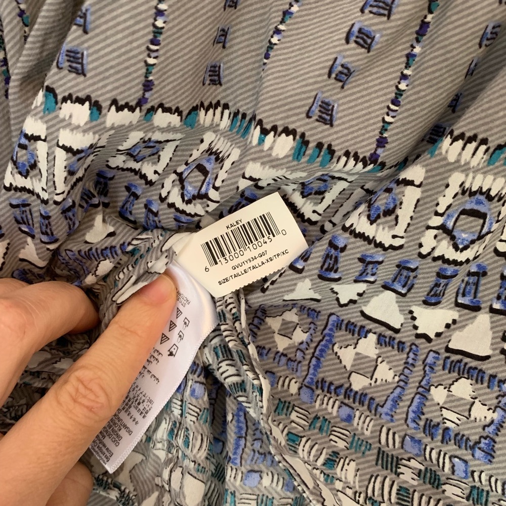 Worn once! BCBGMaxazria Kaley Printed Bell Top - Picture 7 of 8